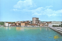 Razglednica Kopra z Tomosovim nebotičnikom v gradnji leta 1956 koper