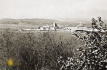 Črno bela razglednica iz leta 1956, s Tomosovim nebotičnikom v gradnji tomos