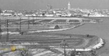 Pogled na Koper iz Bertokov na razglednici okoli leta 1960 s prvim nebotičnikom v mestu. koper