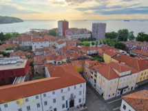 Na pogledu s koprskega zvonika vidimo, kako izgleda nebotičnik te dni. Fotografiral Stanko Ivančič maja 2025 koper-2025