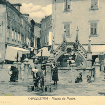 Na razglednici iz okoli leta 1924, za mene Muda, za nekatere Prešernov trg, z Da Pontejevim vodnjakom, ki je bil dolgo časa središče dogajanja na trgu. Založil Benedetto Lonzar muda
