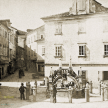 Razglednica z Da Pontijevim vodnjakom okoli leta 1902 Muda