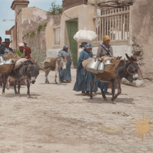 Šavrinke na koprski ulici leta 1912. Pobarvana stara črno bela fotografija. šavrinke 1912