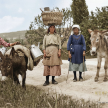 Šavrinke na poti v eno izmed obalnih mest. Pobarvana črno bela fotografija iz okoli leta 1948 Šavrinke 1948
