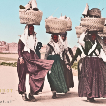 Šavrinke se iz Kopra vračajo domov. Pobarvana stara črno bela slika okoli leta 1900 šavrinke 1900