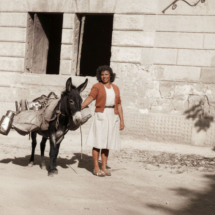Ena izmed zadnjih Šavrink mlekaric na koprski ulici leta 1947. Pobarvana črno bela slika. Šavrinka 1947