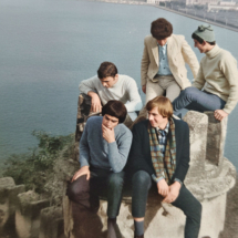 Glasbena skupina Kalamari leta 1968 na semedelskem gradu s Koprom v ozadju. Fotografijo je objavil Tomi Slokar. Sem jo izostril in pobarval s pomočjo UI. kalamari 1968