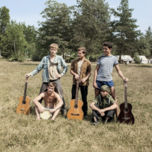 Spodaj levo Nevijo Baruca, desno Andrej Kuralt. Zadaj levo Jani Slokar, desno Darko Petrič, v sredini Matjaž Boris Bevc. Slikano na taborenju okoli leta 1964. Izvirno zbledelo sliko sem izostril in pobarval s pomočjo UI. kalamri 1964