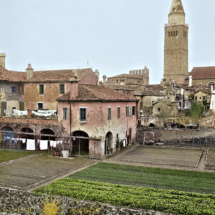 Restavrirana fotografija in pobarvana črno bela fotografija izpred okoli 100 let iz zbirke fotografij Morassi. Pri obdelavi slike sem si pomagal tudi z UI. Velikim vrtovi - Orti grandi veliki vrtovi - orti grandi