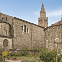 Restavrirana fotografija in pobarvana črno bela fotografija izpred okoli 100 let iz zbirke fotografij Morassi. Pri obdelavi slike sem si pomagal tudi z UI. Vrt Pokrajinskega Muzeja vrt pred zdravstvenim domom